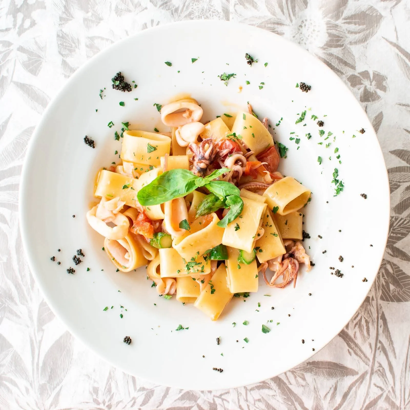 Linguine con frutti di mare in salsa di pomodoro