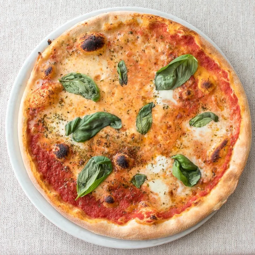 Pizza Margherita appena sfornata